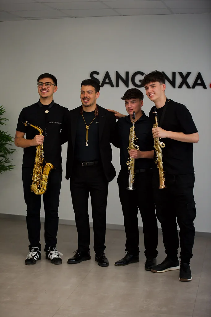 Retrato de grupo de músicos de Madrid Sax Academy con sus saxofones