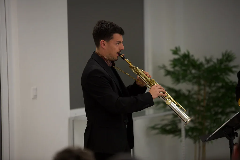Saxofonista soprano capturado durante una interpretación de Madrid Sax Academy