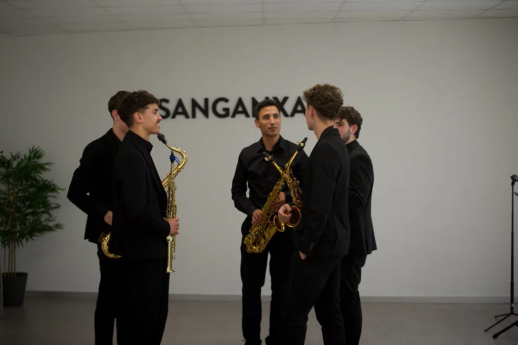 Cuatro saxofonistas conversando antes de una actuación de Madrid Sax Academy