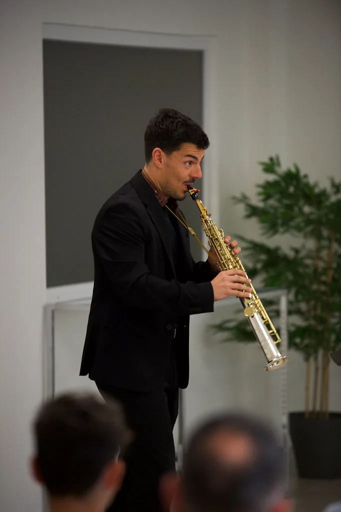 Saxofonista soprano interpretando en directo para Madrid Sax Academy