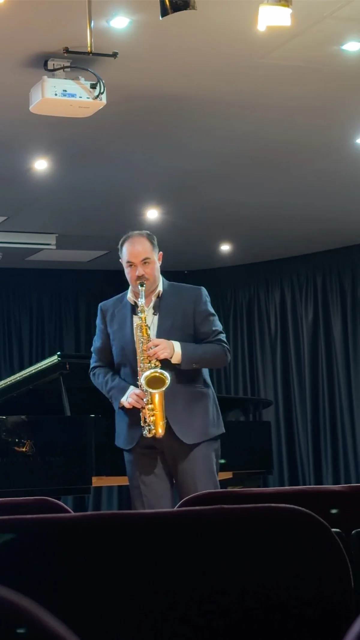 Raúl interpretando con el saxofón en directo